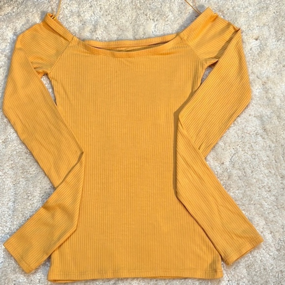 Hollister - off shoulder slim fit long sleeve tee in camel color. Size XS (Y-W)